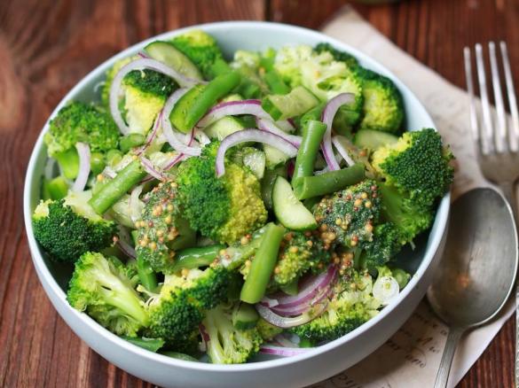 SAŁATKA Z ZIELONYCH WARZYW Z VINEGRETTE ZE ŚWIEŻEJ POMARAŃCZY