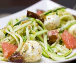 Makaron z cukinii z pesto z suszonych pomidorów, boczkiem i mozzarellą