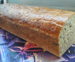 Pyszny chleb pszenny z ziarnami