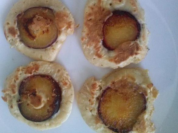 Placki cynamonowe ze śliwkami