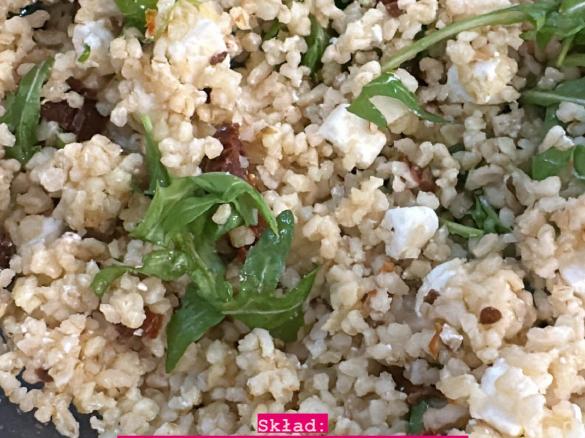 Sałatka z kuskusem, suszonymi pomidorami, fetą i rukolą