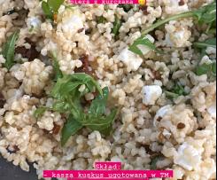 Sałatka z kuskusem, suszonymi pomidorami, fetą i rukolą