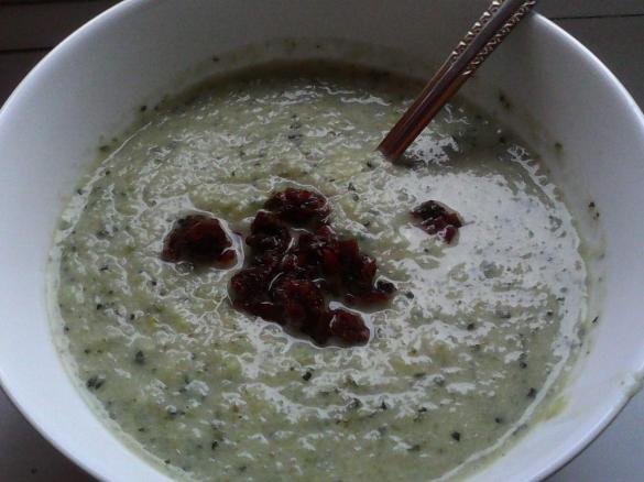 Zupa z cukinii z suszonymi pomidorami