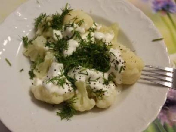 Kalafior z jogutem naturalnym i koperkiem