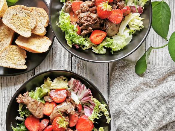 WĄTRÓBKA  Z TRUSKAWKAMI I KARMELIZOWANĄ W OCCIE BALSAMICZNYM SZALOTKĄ