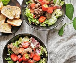 WĄTRÓBKA  Z TRUSKAWKAMI I KARMELIZOWANĄ W OCCIE BALSAMICZNYM SZALOTKĄ