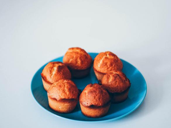 Muffinki w boczku z cebulą dymką, ogórki kiszone