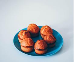 Muffinki w boczku z cebulą dymką, ogórki kiszone