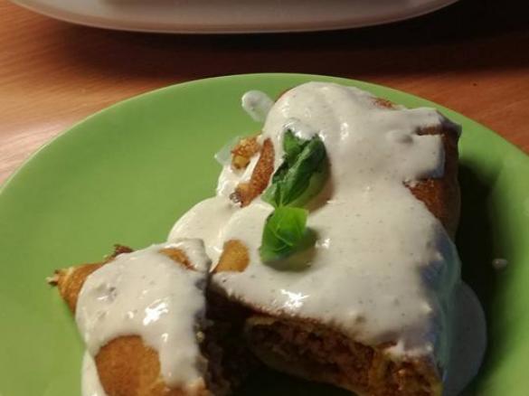 Naleśniki bolognese z sosem czosnkowym