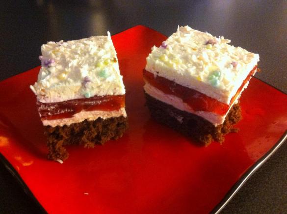 Biszkopt z masą i galaretką z truskawkami