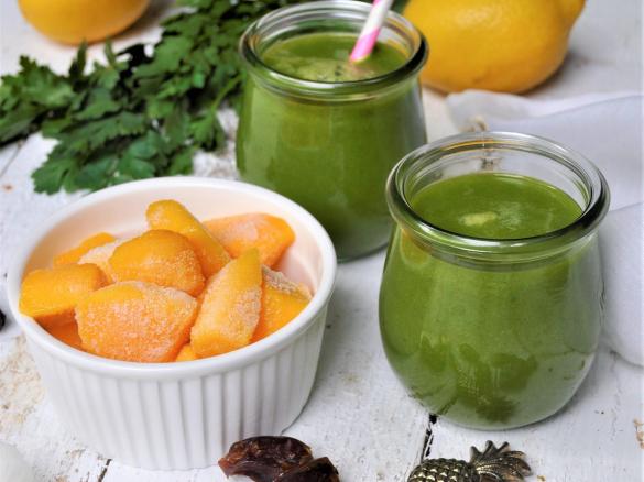 Smoothie z mango, limonki, szpinaku, banana i daktyli