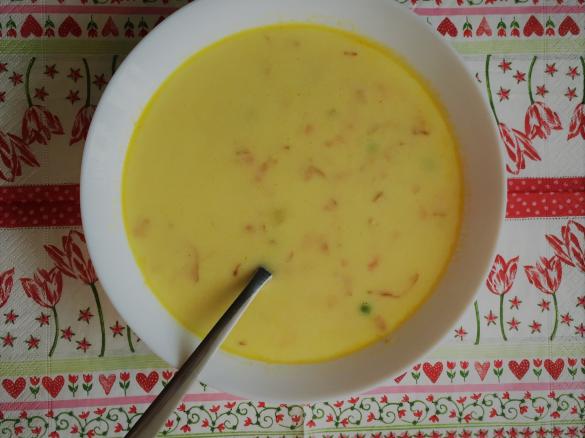 Warzywna zupa z boczkiem i zielonym groszkiem