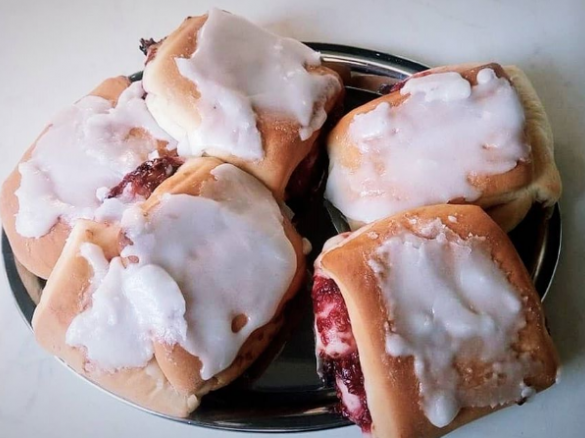 Drożdżówki z malinami i czekoladą