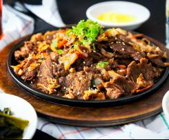 Gulasz po węgiersku z keto plackami z kalafiora i migdałów