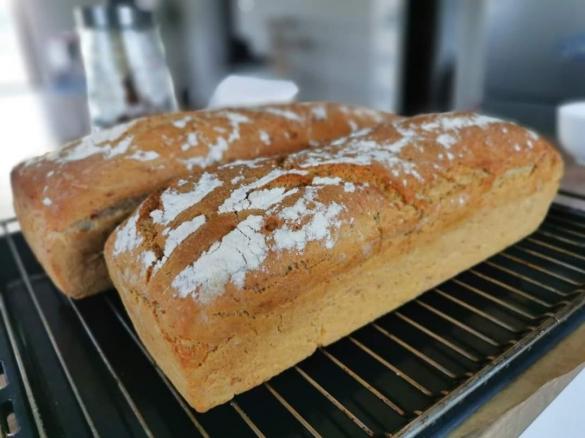 Chleb pszenno-orkiszowy na zakwasie żytnim z ziarnami słonecznika i pestkami dyni