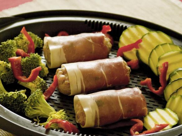 Roladki z lubczykiem w szynce parmeńskiej