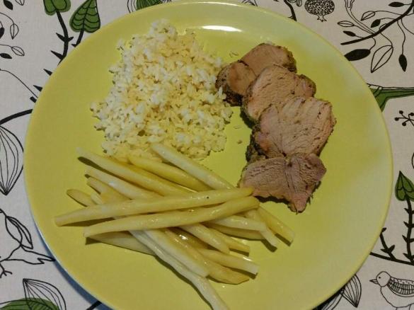 POLĘDWICZKA WIEPRZOWA Z RYŻEM I FASOLKĄ SZPARAGOWĄ