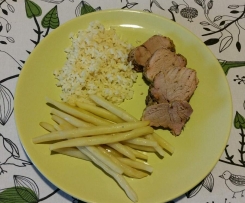 POLĘDWICZKA WIEPRZOWA Z RYŻEM I FASOLKĄ SZPARAGOWĄ