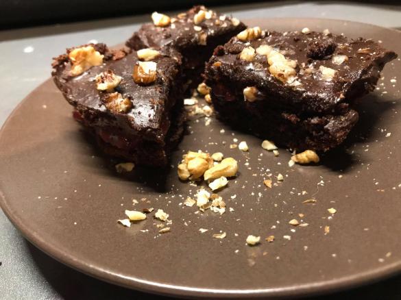 Ciasto buraczane-brownie z malinami