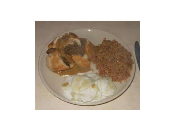 Pierś faszerowana grzybami z sosem