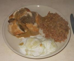 Pierś faszerowana grzybami z sosem