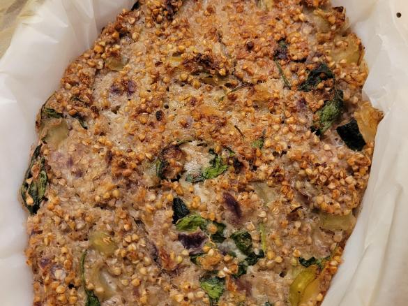 Zapiekanka gryczana z cukinią, szpinakiem i orzechami nerkowca