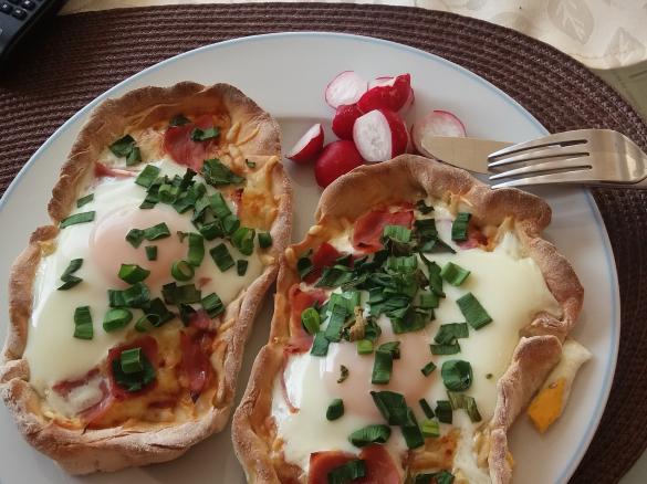 Pizza z jajkiem, szynką oraz dymką