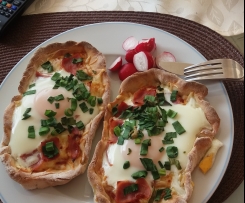 Pizza z jajkiem, szynką oraz dymką