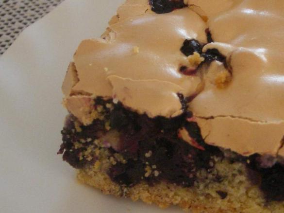 CIASTO Z JAGODAMI POD BEZOWĄ KOŁDERKĄ