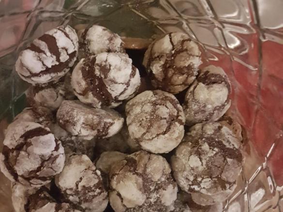 Popękane cisteczka czekoladowe