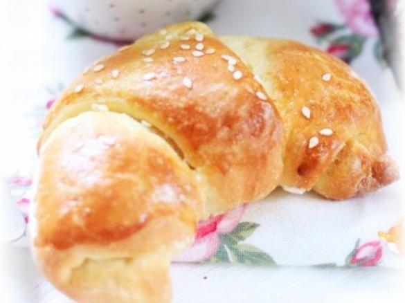 Rogaliki drożdzowe z marmoladą