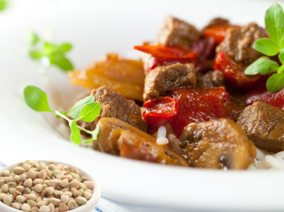 Gulasz wołowy z pieczarkami i papryką (1600)