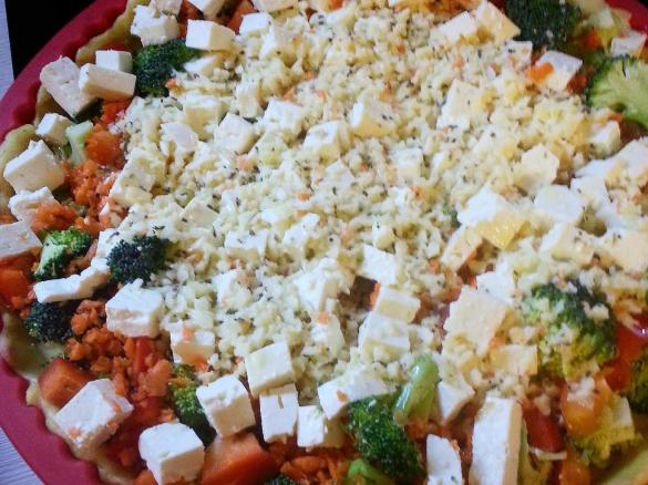 Tarta na słono z brokułem i wędzonym łososiem.