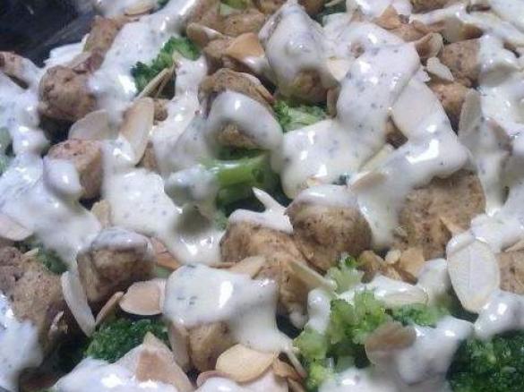 Sałatka brokułowa z kurczakiem w sosie czosnkowym