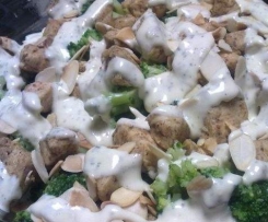 Sałatka brokułowa z kurczakiem w sosie czosnkowym