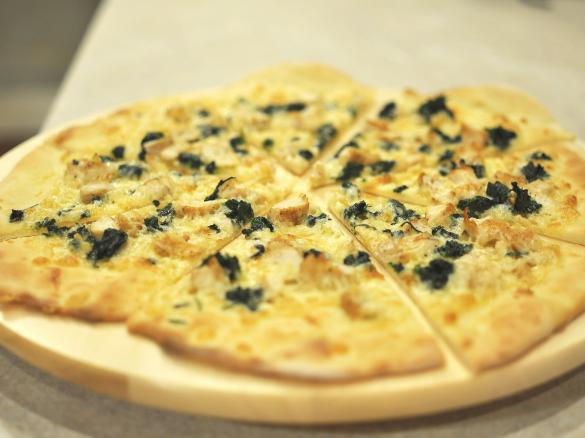 PIZZA Z KURCZAKIEM I SZPINAKIEM NA CIENKIM CIEŚCIE