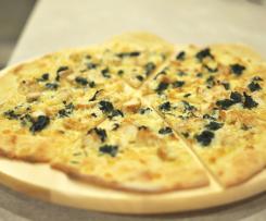 PIZZA Z KURCZAKIEM I SZPINAKIEM NA CIENKIM CIEŚCIE