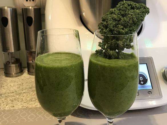 Koktajl z jarmużu i pomarańczy