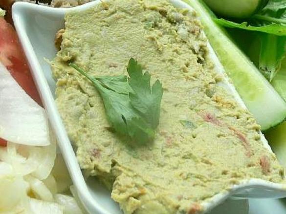 Pasta z bobu i suszonych pomidorów