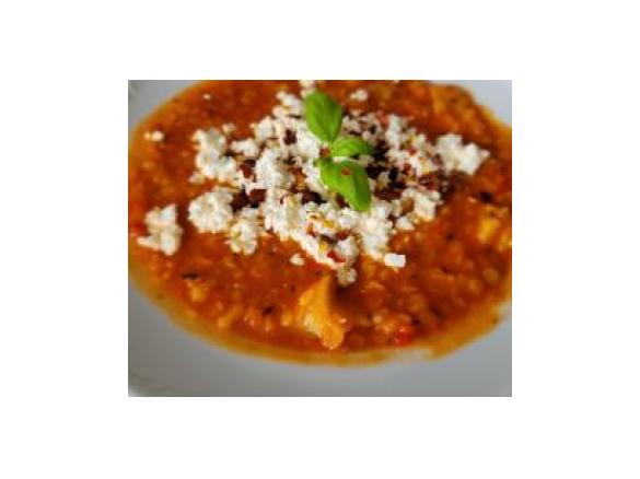 Czerwona soczewica z ziemniakami i fetą