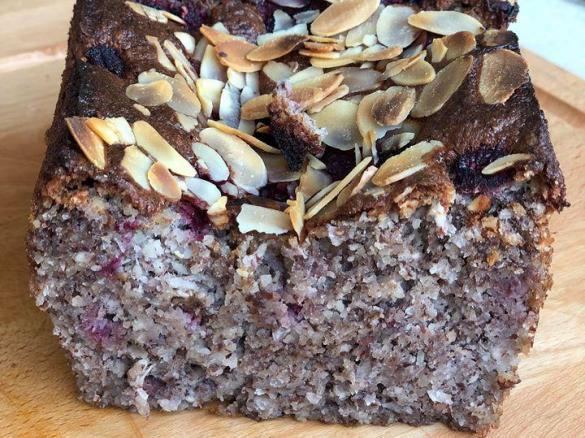 Chlebek bananowo migdałowy z malinami i kokosem