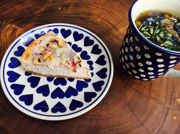 Sernik różany z białą czekoladą i prażonymi migdałami