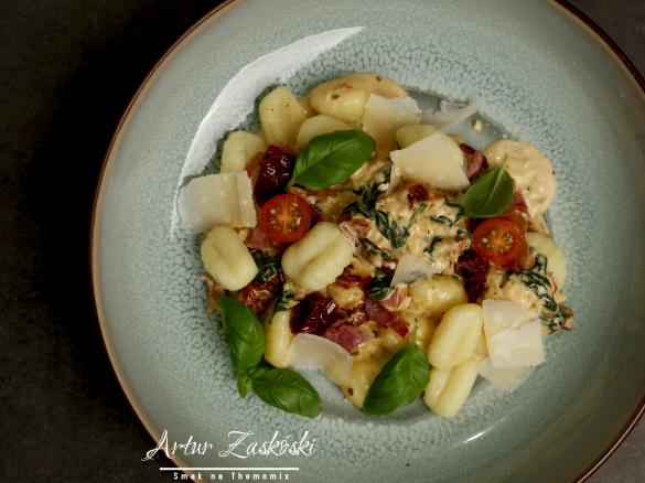 Gnocchi w kremowym sosie z suszonymi pomidorami i szpinakiem