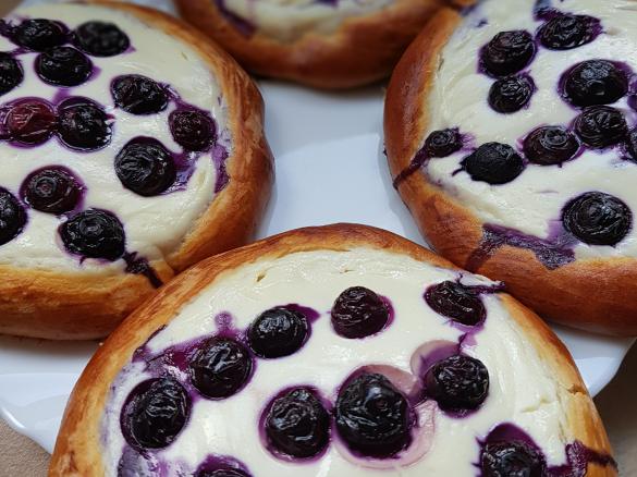 Drożdżówki z serem i borówkami