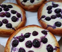 Drożdżówki z serem i borówkami