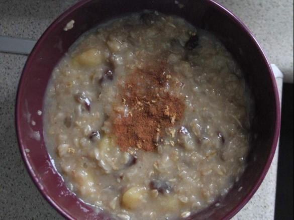 Owsianka na słodko z ulubionymi owocami