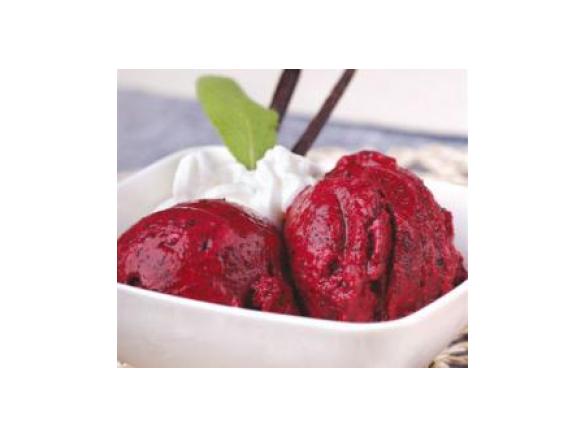 Lody mleczne z owocami leśnymi