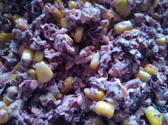 Surówka z czerwonej kapusty z kukurydzą