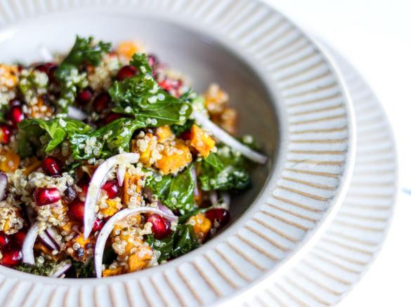 Kolorowa sałatka z komosą, batatem i granatem