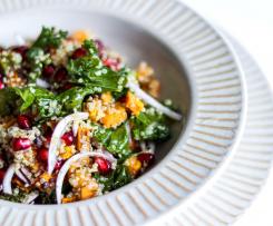 Kolorowa sałatka z komosą, batatem i granatem